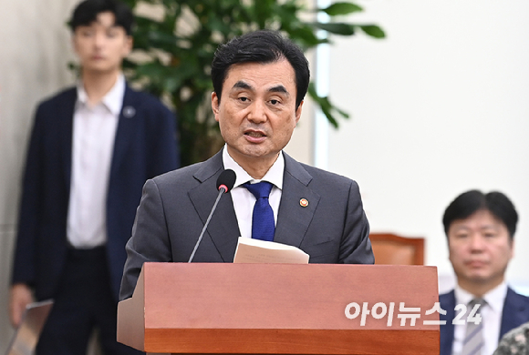 안규백 국방부 장관이 지난달 25일 오후 서울 여의도 국회에서 열린 국방위원회 전체회의에서 2024회계연도 결산 관련 제안 설명을 하고 있다. [사진=곽영래 기자]