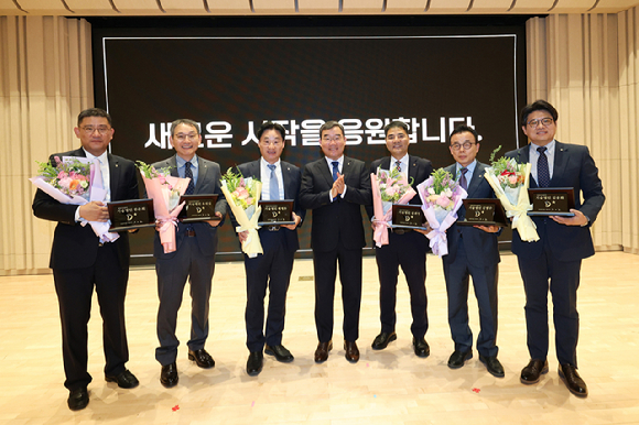 대우건설 2026 기술명인 6인이 명인패를 들고 기념촬영을 하고 있다. [사진=대우건설]