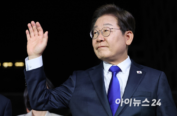 당선이 확실시된 이재명 더불어민주당 대통령 후보가 4일 서울 여의도 더불어민주당 당사에 들어서며 손을 흔들고 있다. [사진=곽영래 기자]