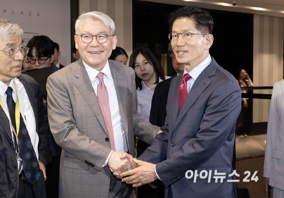 김문수(왼쪽 두 번째) 국민의힘 대선 후보가 23일 오전 서울 중구 더 플라자 호텔에서 열린 2025년 제3회 국가와 민족을 위한 조찬기도회에 참석하고 있다. 왼쪽부터 한기채 목사, 김 후보, 나경원, 김기현 공동선대위원장. [사진=곽영래 기자]