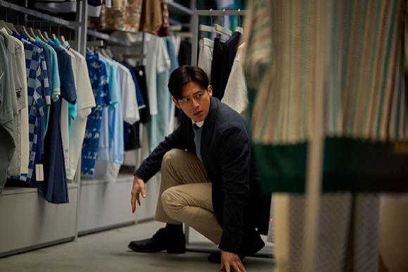 배우 고수가 영화 '군체'에서 열연하고 있다. [사진=(주)쇼박스]