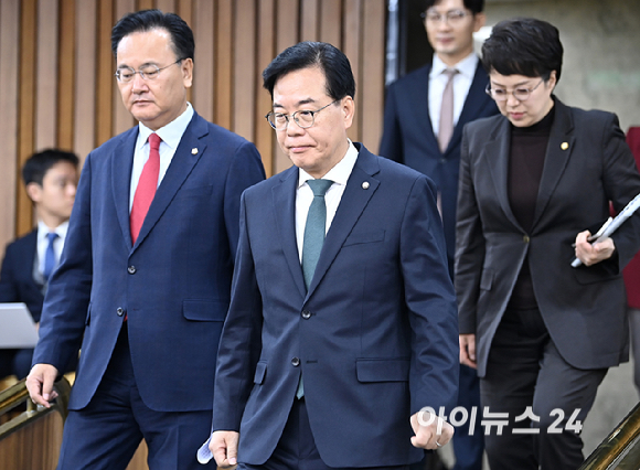 송언석 국민의힘 원내대표가 16일 서울 여의도 국회에서 열린 원내대책회의에 참석하고 있다. [사진=곽영래 기자]