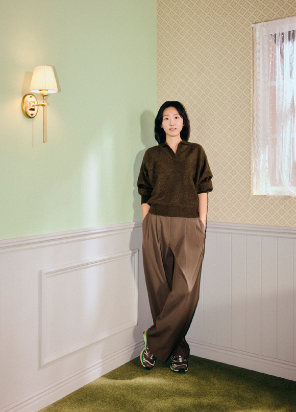 유영은 감독이 넷플릭스 시리즈 '이 사랑 통역 되나요?' 인터뷰에 앞서 포즈를 취하고 있다. [사진=넷플릭스]