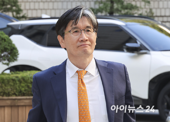 오동운 공수처장이 8일 오전 서울 서초구 서울중앙지법에서 열린 직무유기 혐의 1심 공판에 출석하고 있다. [사진=곽영래 기자]