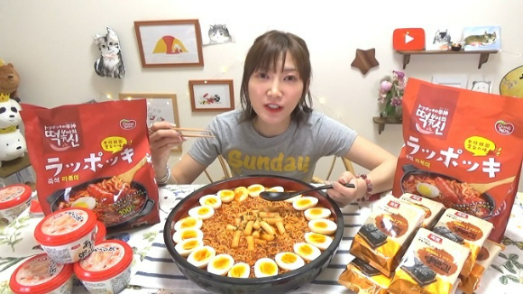 일본의 유명 먹방 유튜버 키노시타 유우카가 동원F&B '떡볶이의신' 먹방을 선보이고 있다 [사진=동원F&B]
