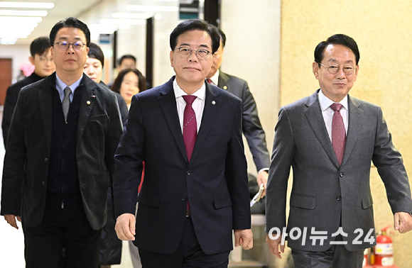 송언석 국민의힘 원내대표와 지도부가 30일 서울 여의도 국회에서 열린 원내대책회의에 참석하고 있다. [사진=곽영래 기자]