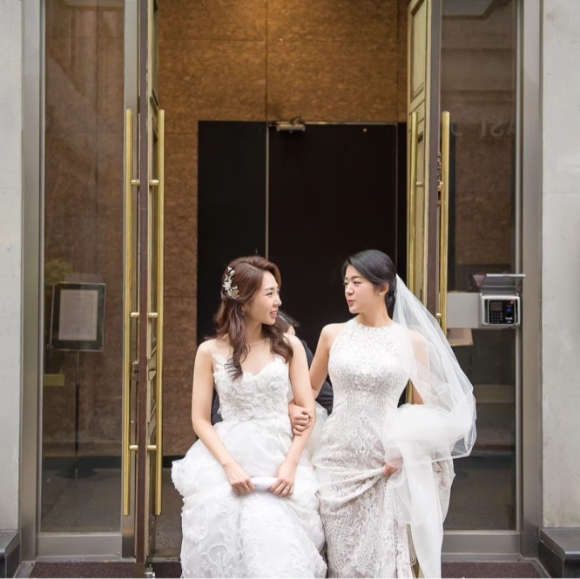 4년 전인 지난 2019년 미국 뉴욕에서 혼인신고를 마친 뒤 한국에서 결혼식을 올렸었던 김규진 씨와 그의 아내 김세연 씨가 임신 사실을 알렸다. 사진은 김규진 씨 만삭 모습. [사진=김규진 인스타그램]