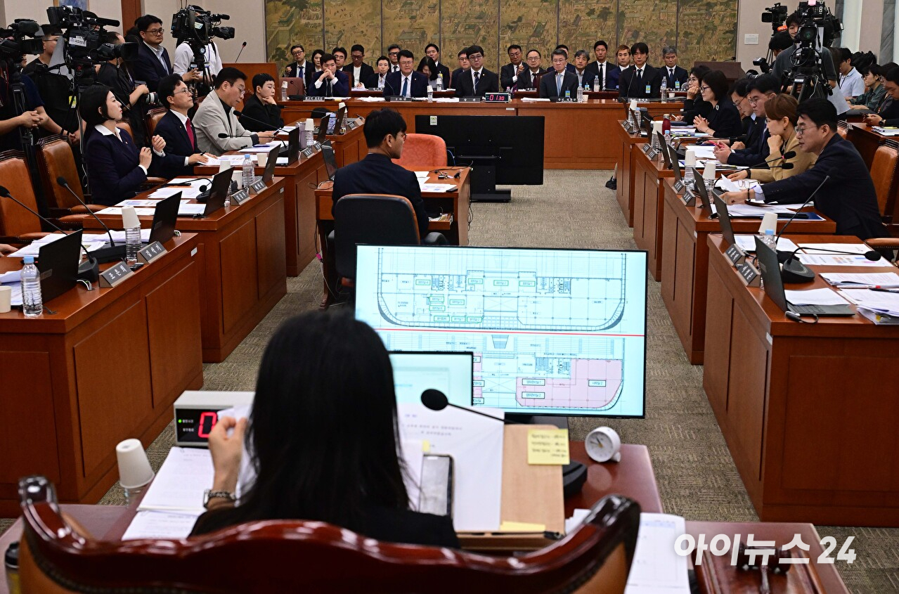 홍명보 전 축구국가대표 감독이 30일 서울 여의도 국회에서 열린 문화체육관광위원회의 대한축구협회 현안 관련 청문회에 참석해 자리에 앉아 있다. [사진=곽영래 기자]