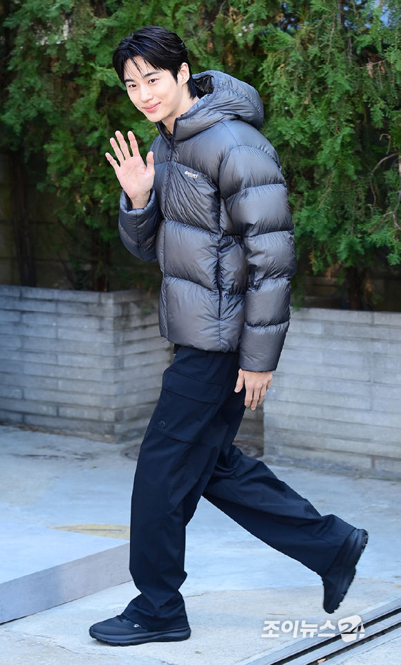 배우 변우석이 23일 오후 서울 성동구 코사이어티 서울숲에서 진행된 DISCOVERY WINTER BASE CAMP 포토콜 행사에 참석하고 있다. [사진=정소희 기자]