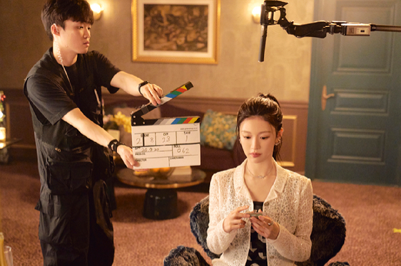 배우 김선호와 고윤정이 넷플릭스 시리즈 '이 사랑 통역 되나요?' 촬영에 임하고 있다. [사진=넷플릭스]