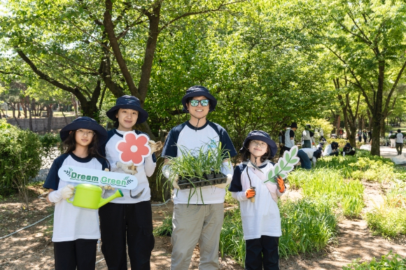 도쿄일렉트론코리아 임직원과 가족들이 서울대공원 테마가든에서 열린 친환경 식재 봉사활동 '드림 그린' 행사에 참여해 기념촬영을 하고 있다. [사진=도쿄일렉트론코리아]