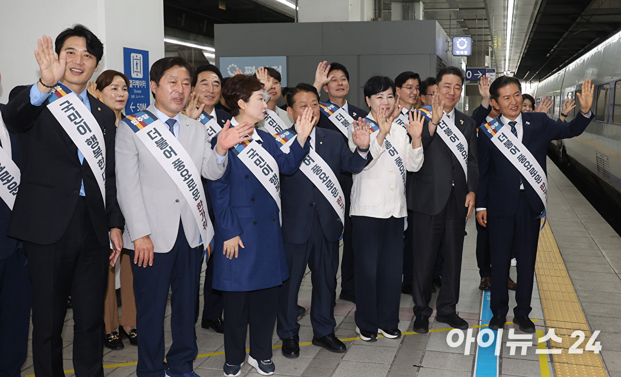 더불어민주당 정청래 대표와 김병기 원내대표를 비롯한 최고위원들이 2일 서울 용산구 용산역에서 시민들을 만나 추석 명절 귀성 인사를 하고 있다. [사진=곽영래 기자]