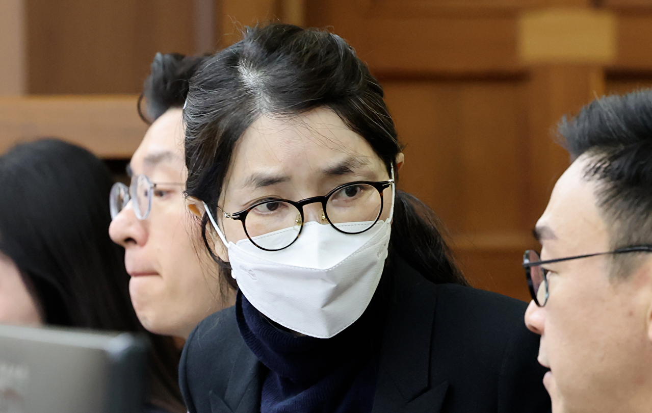 도이치모터스 주가조작과 명태균 공천개입, 통일교 청탁·뇌물 수수 의혹 혐의 등으로 구속기소 된 김건희 여사가 3일 서울 서초구 서울중앙지방법원에서 열린 자본시장법 위반 혐의 결심 공판에 출석, 변호인과 대화하고 있다. 2025.12.3 [사진공동취재단] [사진=연합뉴스]