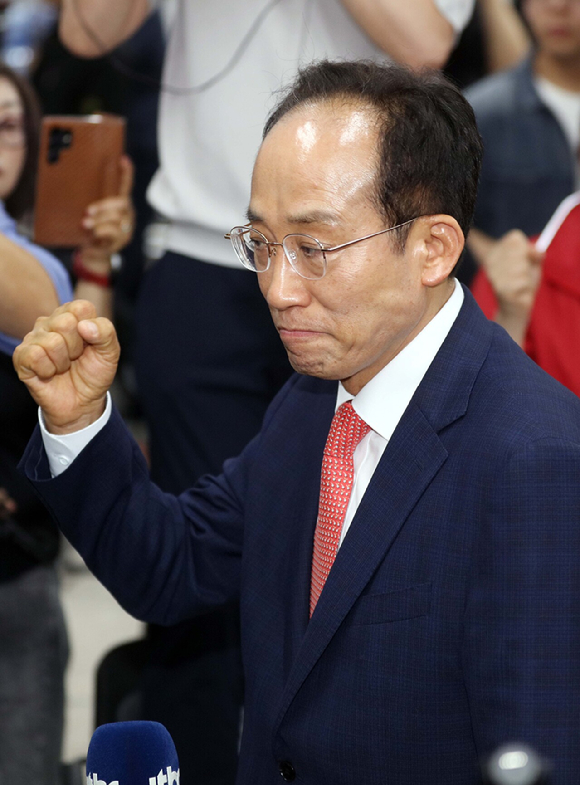 3일 오후 국민의힘 대구시당에서 추경호 대구시장 후보가 출구조사 결과를 본 뒤 지지자들의 응원에 주먹을 불끈 쥐며 답하고 있다. 2026.6.3 [사진=연합뉴스]