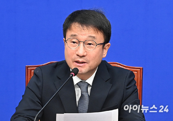 한병도 더불어민주당 원내대표가 17일 서울 여의도 국회에서 열린 검찰개혁 관련 당 대표 긴급 기자회견에서 발언하고 있다. [사진=곽영래 기자]