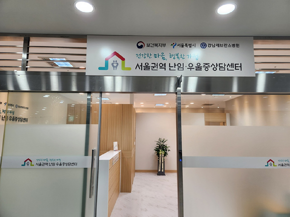 경기도 고양시 한 병원 신생아실에서 간호사가 신생아를 돌보고 있다. [사진=연합뉴스]