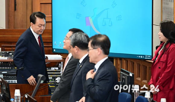 윤석열 전 대통령이 21일 서울 서초동 서울중앙지법에서 열린 내란 우두머리 혐의 형사재판 2번째 공판에 출석하고 있다. [사진=사진공동취재단]