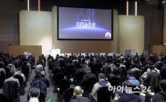 의장을 맡은 전영현 삼성전자 대표이사 부회장 겸 DS부문장이 18일 오전 경기 수원시 수원컨벤션센터에서 열린 제57기 정기 주주총회에서 인사말을 하고 있다. [사진=곽영래 기자]