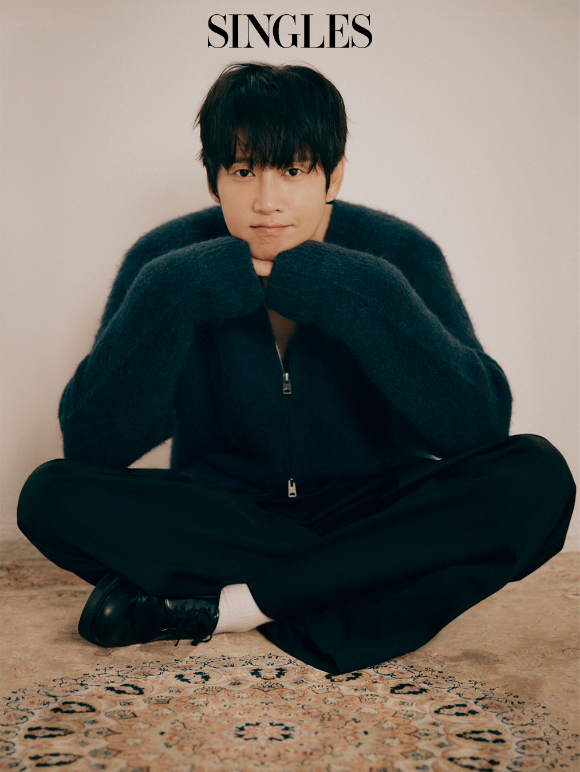 배우 박성훈이 화보 촬영에서 포즈를 취하고 있다. [사진=싱글즈]