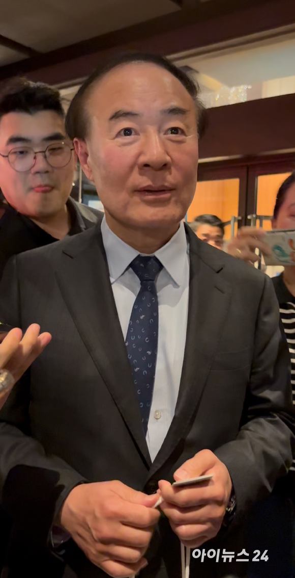 전영현 삼성전자 DS부문장(부회장)이 1일 서울 중구 신라호텔에서 열린 2026년도 제36회 삼성호암상 시상식이 끝난 후 오후 8시 45분께 기자들과 만나 대화하고 있다. [사진=권서아 기자]