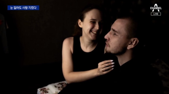 러시아군의 침공을 저지하다 시력을 잃은 우크라이나 퇴역군인이 전쟁 중 인연을 맺은 약혼녀와 결혼식을 올렸다는 사연이 전해졌다. [사진=채널A 보도화면 캡처]