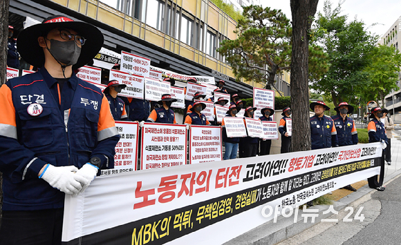 ]9일 오전 서울 용산구 몬드리안 서울 이태원에서 제 53기 고려아연 임시 주주총회가 열린 가운데 호텔입구에서 고려아연노조가 피켓 시위를 하고 있다. [사진=곽영래 기자]