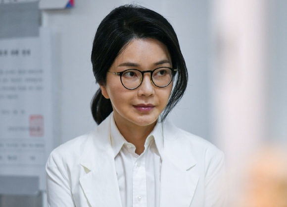 윤석열 전 대통령 배우자 김건희 여사가 제21대 대통령 선거일인 지난 3일 서울 서초구 원명초등학교에 마련된 서초4동제3투표소에서 투표하기 위해 줄을 서고 있다. [사진=공동취재/연합뉴스]