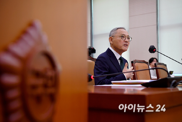 유인촌 문화체육관광부 장관 후보자가 5일 오전 서울 여의도 국회 문화체육관광위원회에서 열린 인사청문회에서 의원들의 질의에 답변하고 있다. [사진=곽영래 기자]