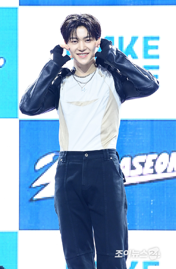 그룹 제로베이스원 석매튜가 1일 오후 서울 용산구 한남 블루스퀘어에서 열린 제로베이스원(ZEROBASEONE) 정규 1집 '네버 세이 네버(NEVER SAY NEVER)' 쇼케이스에 참석하고 있다. [사진=정소희 기자]