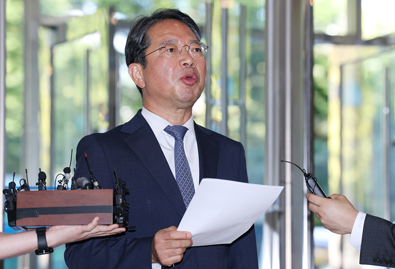 김승원 법무부 장관 후보자가 7일 서울 종로구 적선현대빌딩에 마련된 인사청문회 준비 사무실로 출근, 자신과 관련된 의혹을 해명한 뒤 취재진 질문에 답하고 있다. 2026.9.7 [사진=연합뉴스]
