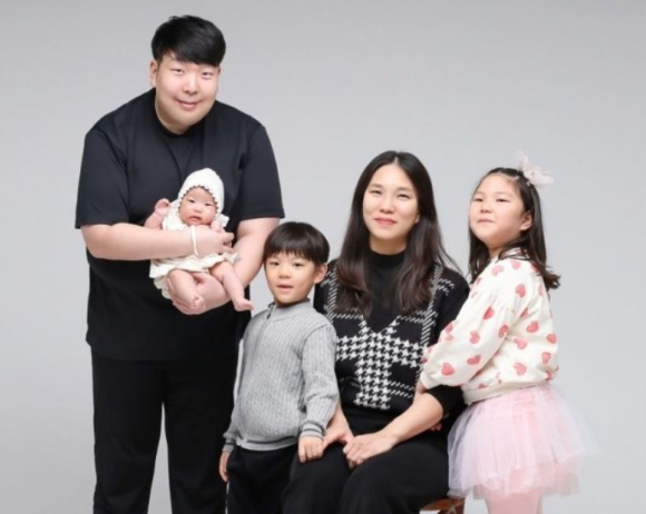 생후 100일 된 자녀를 포함, 3명의 자녀를 둔 30대 가장이 장기기증으로 7명을 살리고 세상을 떠났다. 사진은 장기기증자 김겸 씨와 그의 가족들. [사진=한국장기조직기증원]