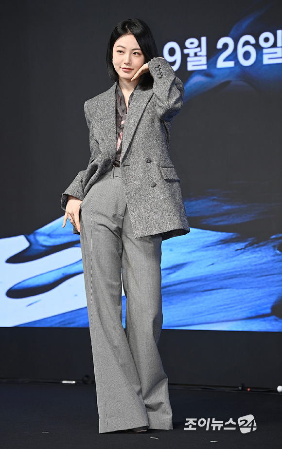 배우 신예은이 23일 서울 논현동 엘리에나 호텔에서 진행된 디즈니+ 오리지널 시리즈 '탁류' 제작발표회에서 포토타임을 갖고 있다. [사진=곽영래 기자]