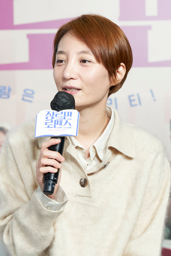 조은지 감독이 4일 온라인으로 진행된 영화 '장르만 로맨스'(감독 조은지) 언론시사회에 참석해 소감을 말하고 있다. [사진=NEW]