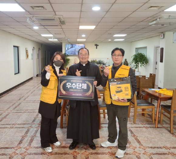 행신1동성당 라파엘천사단이 1365고양시자원봉사센터로부터 '우수활동단체'로 선정돼 인증패와 지원물을 전달받았다. 왼쪽부터 노영은 총무, 김부섭 실베스텔 주임신부, 윤종운 단장. [사진=라파엘천사단]