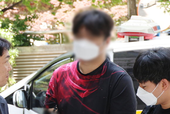 이른바 보복대행을 저지른 20대 남성이 18일 오후 구속 전 피의자 심문(영장실질심사)을 받기 위해 인천지법에 출석하고 있다. [사진=연합뉴스]