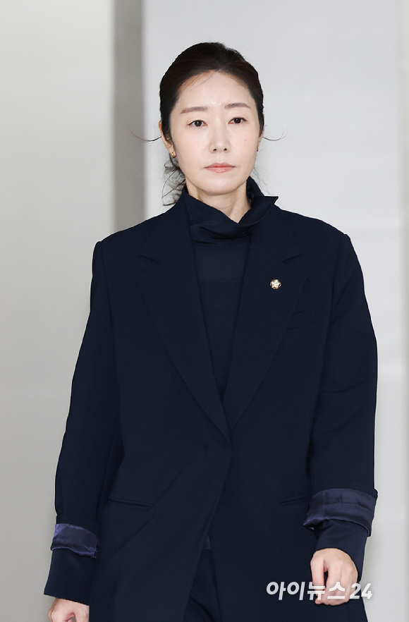 공천 헌금 1억원을 수수한 혐의로 기소된 무소속 강선우 의원이 14일 서울 서초구 서울중앙지방법원에서 열린 1심 선고 공판에 출석하고 있다. [사진=곽영래 기자]