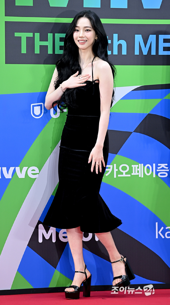 에스파 카리나가 20일 서울 구로구 고척돔에서 열린 '2025 멜론뮤직어워드(MMA2025)' 레드카펫에서 포즈를 취하고 있다.