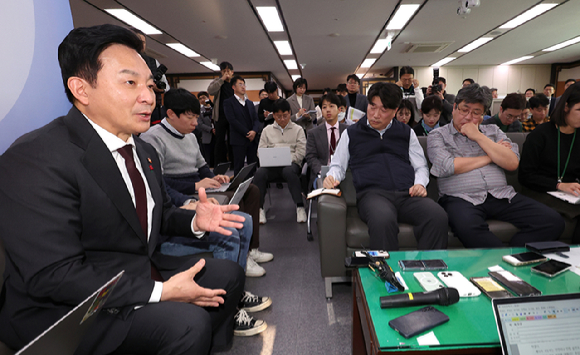 원희룡 국토교통부 장관이 4일 세종시 정부세종청사에서 열린 출입기자 간담회에서 질문에 답하고 있다. [사진=뉴시스]