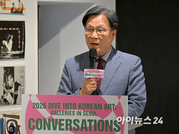 (왼쪽부터) 앤디 루이스(Andy St. Louis) 프리즈 하우스 서울 디렉터-아누드 알함마디(Alanood Alhammadi) 프리즈 아부다비 부디렉터-에리 타카네(Eri Takane) 도쿄 겐다이 페어 디렉터가 27일 서울 용산구 페즈에서 문화체육관광부와 예술경영지원센터가 주최한 '다이브 인투 코리안 아트: 갤러리즈 인 서울(Dive into Korean Art: Galleries in Seoul)'의 일환으로 열린 토론회에서 '비서구 미술시장의 재편과 로컬리티의 글로벌 확장'을 주제로 토론하고 있다. [사진=정소희 기자]