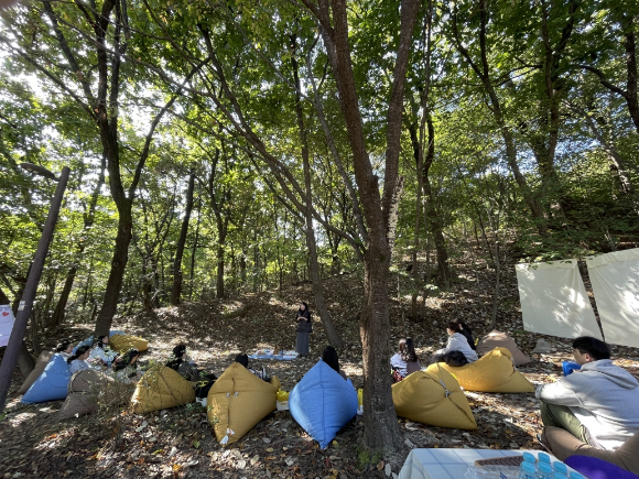 강북구가 봄을 맞아 예비 부모와 태아를 위한 '숲태교 프로그램' 참가자를 모집한다. 사진은 지난해 열린 숲태교 프로그램의 모습. [사진=강북구]
