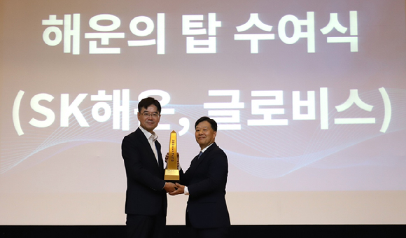 김정석 현대글로비스 해운사업부장(오른쪽)이 허만욱 해양수산부 해운물류국장으로부터 수상하고 있는 모습. [사진=현대글로비스]
