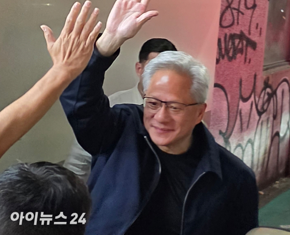 젠슨 황 엔비디아 CEO가 코리아 파트너 나이트가 열리는 식당에 도착해 시민들에게 인사하고 있다. [사진=황세웅 기자]