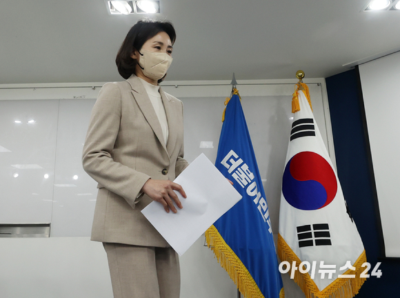 이재명 더불어민주당 대선 후보의 배우자 김혜경 씨가 9일 오후 서울 여의도 민주당 중앙당사에서 기자회견을 열고 과잉의전 논란에 대해 사과하고 있다. [사진=김성진 기자]