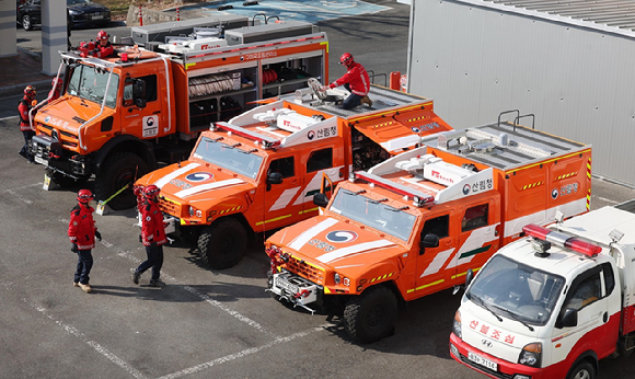 20일 대구시청 산격청사에서 남부지방산림청 구미국유림관리소 소속 산불재난 특수진화대가 장비 점검을 하고 있다. 특수진화대는 전날부터 대구 지역에 전진 배치됐다. 특수진화대는 험준한 산악지역이나 야간산불 등 고난도 현장에 투입되는 정예 진화 조직이다. 기사와 직접 연관 없음. [사진=연합뉴스 자료사진]