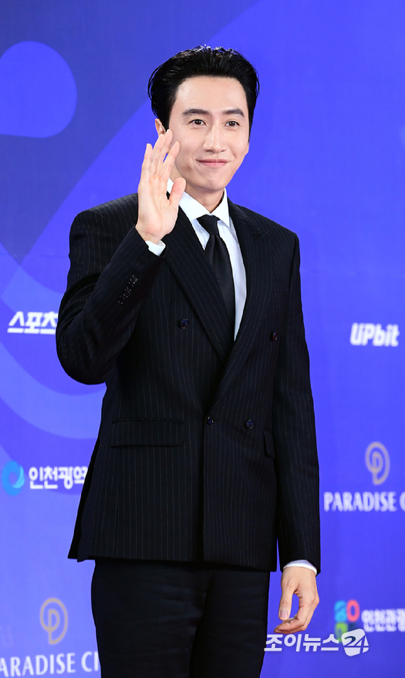 배우 이광수가 18일 오후 인천광역시 파라다이스 시티에서 열린 제4회 청룡시리즈어워즈 레드카펫 행사에 참석하고 있다. [사진=정소희 기자]