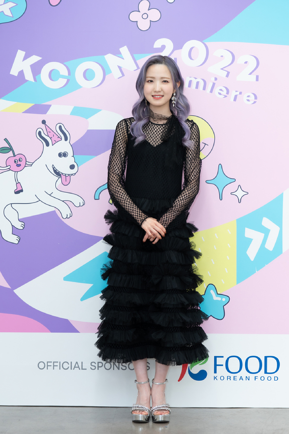 일본 아이돌 그룹 AKB48 및 전 아이즈원 멤버 혼다 히토미가 지난 15일 일본 도쿄 마쿠하리메세(치바현 소재)에서 열린 'KCON 2022 Premier in Tokyo'(케이콘 2022 프리미어 인 도쿄)에 참석해 포즈를 취하고 있다. [사진=CJ ENM]