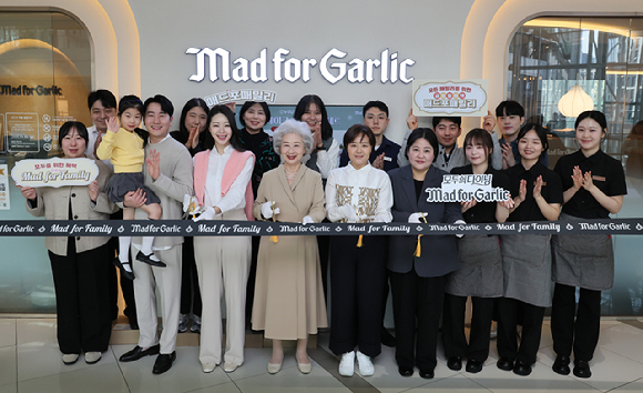 엠에프지코리아(MFG KOREA)가 24일 서울 매드포갈릭 영등포타임스퀘어점에서 모두의 다이닝 매드포갈릭(대표 윤다예) 2026년 브랜드 미션 '매드포패밀리'를 공식 선언하고 있다. [사진=매드포갈릭]