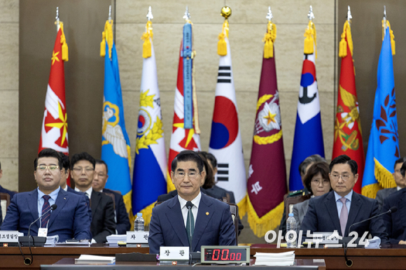 김용현 국방부 장관이 8일 서울 용산구 국방부에서 열린 국정감사에 참석하고 있다. [사진=국회사진취재단]