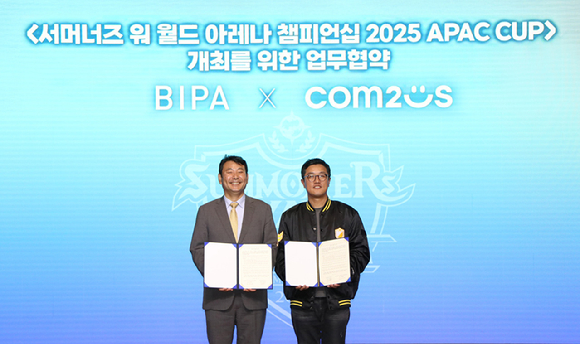 부산정보산업진흥원 김태열 원장(좌측), 컴투스 박영주 마케팅&콘텐츠 센터장. [사진=컴투스]
