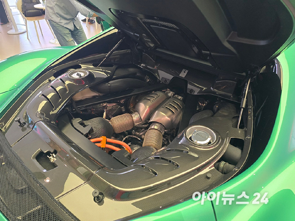 페라리가 21일 서울 반포 전시장에서 V6 PHEV 스페셜 모델 '296 스페치알레(296 Speciale)'를 공개하고 있다. [사진=김종성 기자]